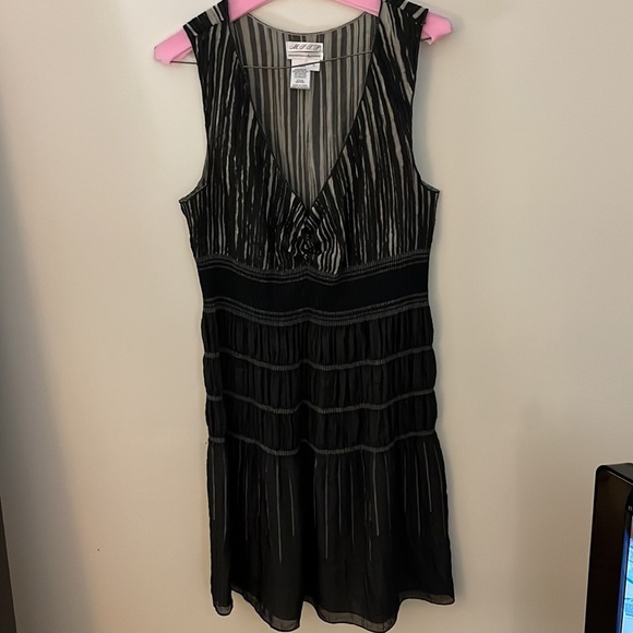 Black and cream dress - Picture 3 of 4